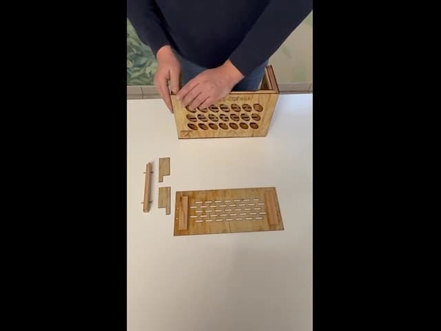 Apicultor inspeccionando una colmena de madera en el atardecer de Tarragona